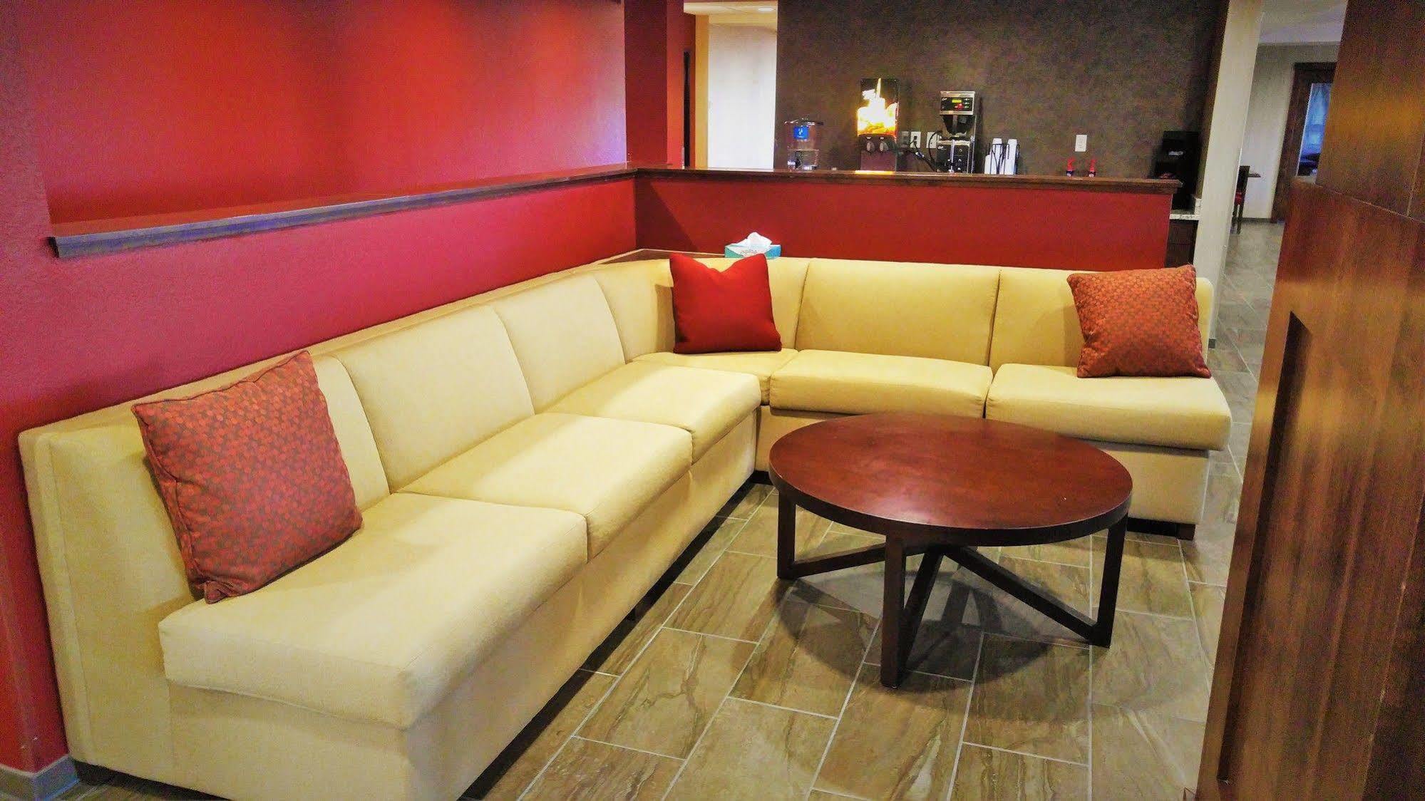 Inn At Hunters Run Watford City 외부 사진