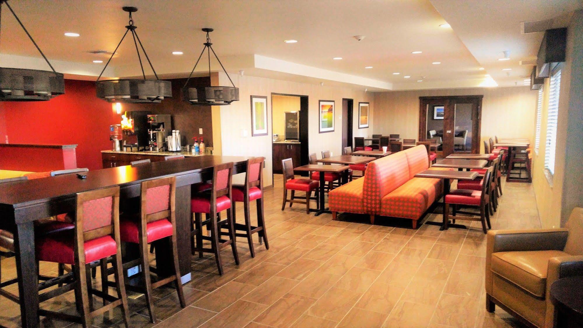 Inn At Hunters Run Watford City 외부 사진